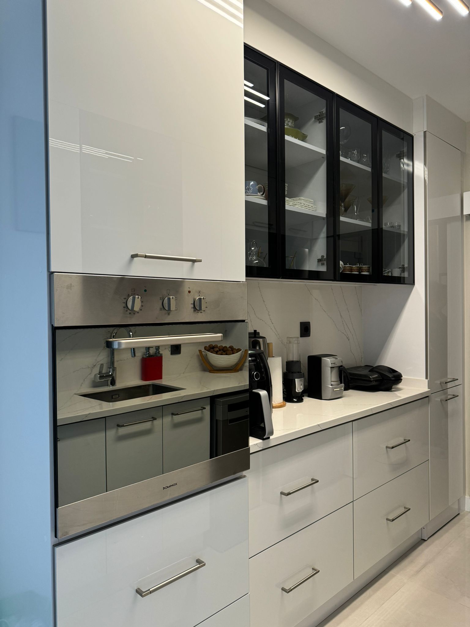 Geleneksel aletlerle mobilya yapan zanaatkâr, sıcak ortam aydınlatmasıyla atölyede çalışıyor