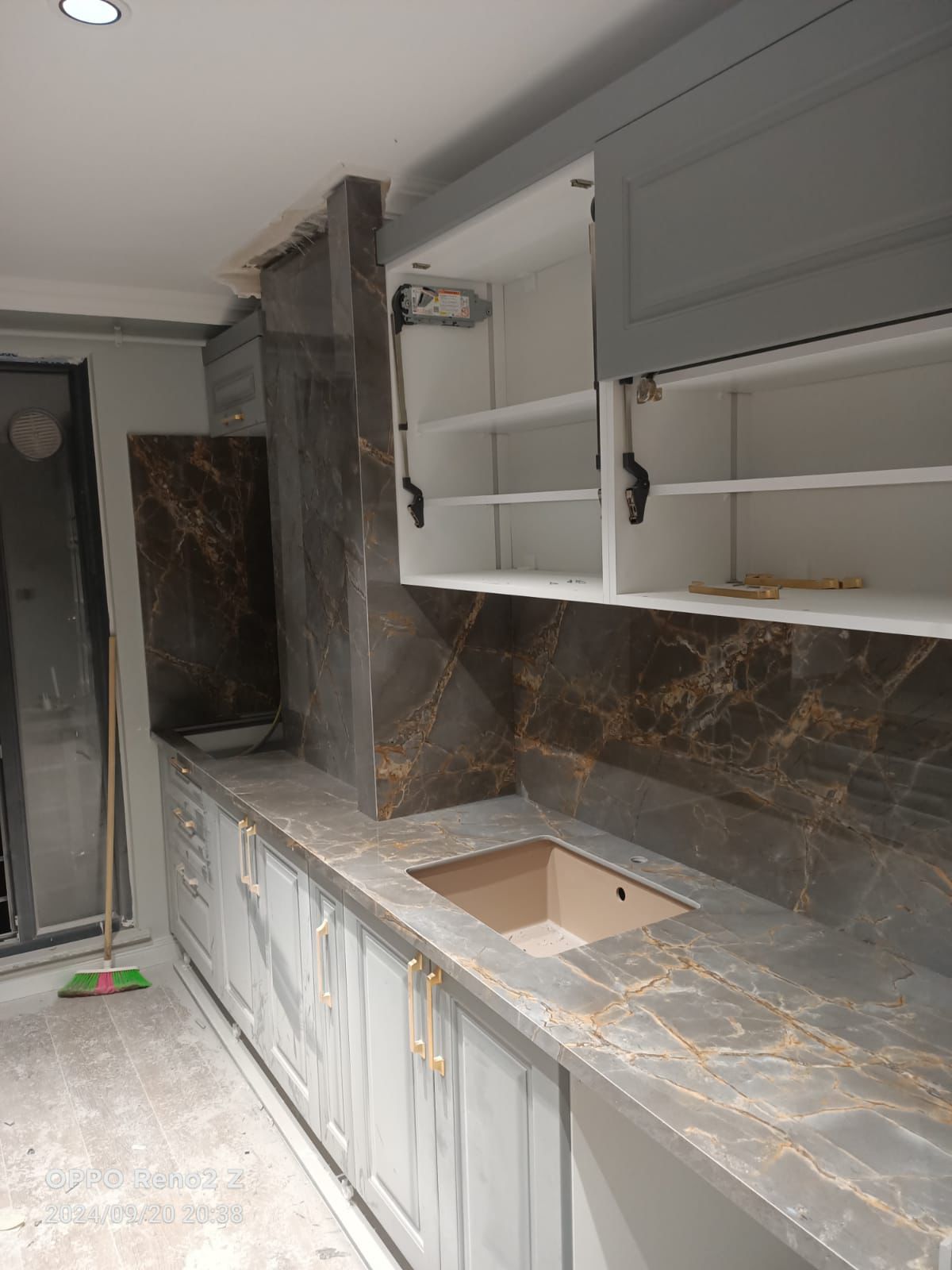 Kısa kıvırcık saçlı, fildişi kazak giymiş gülümseyen kadın portresi