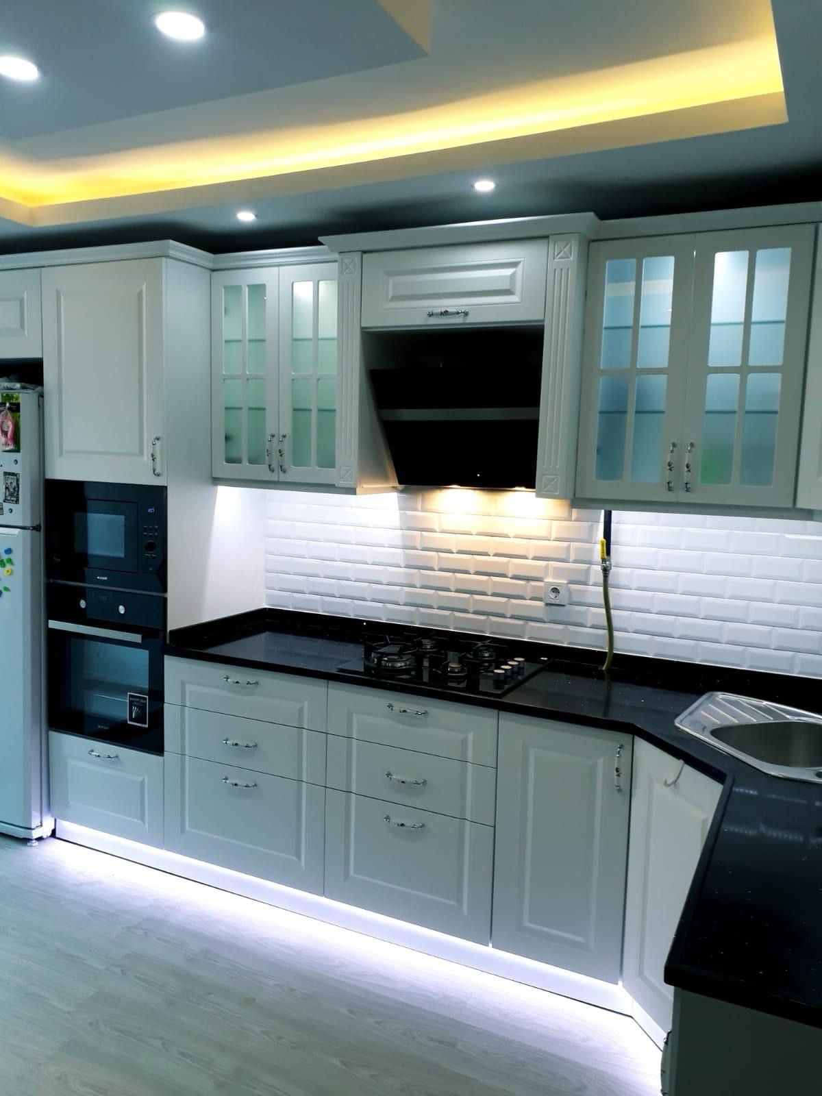 Sakallı ve gözlüklü, lacivert gömlek giymiş adam portresi