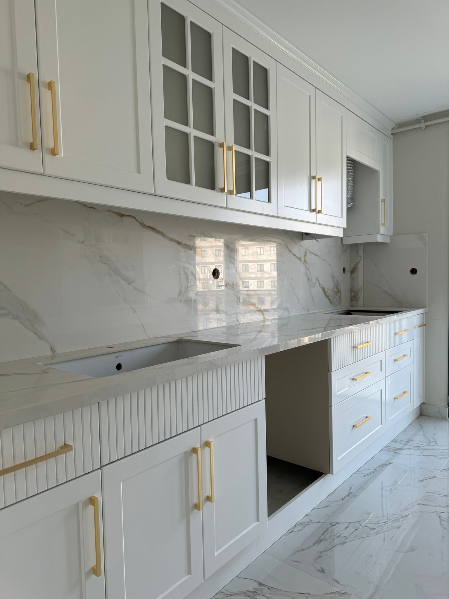 Uzun kahverengi saçlı, siyah üst giymiş gülümseyen kadın portresi