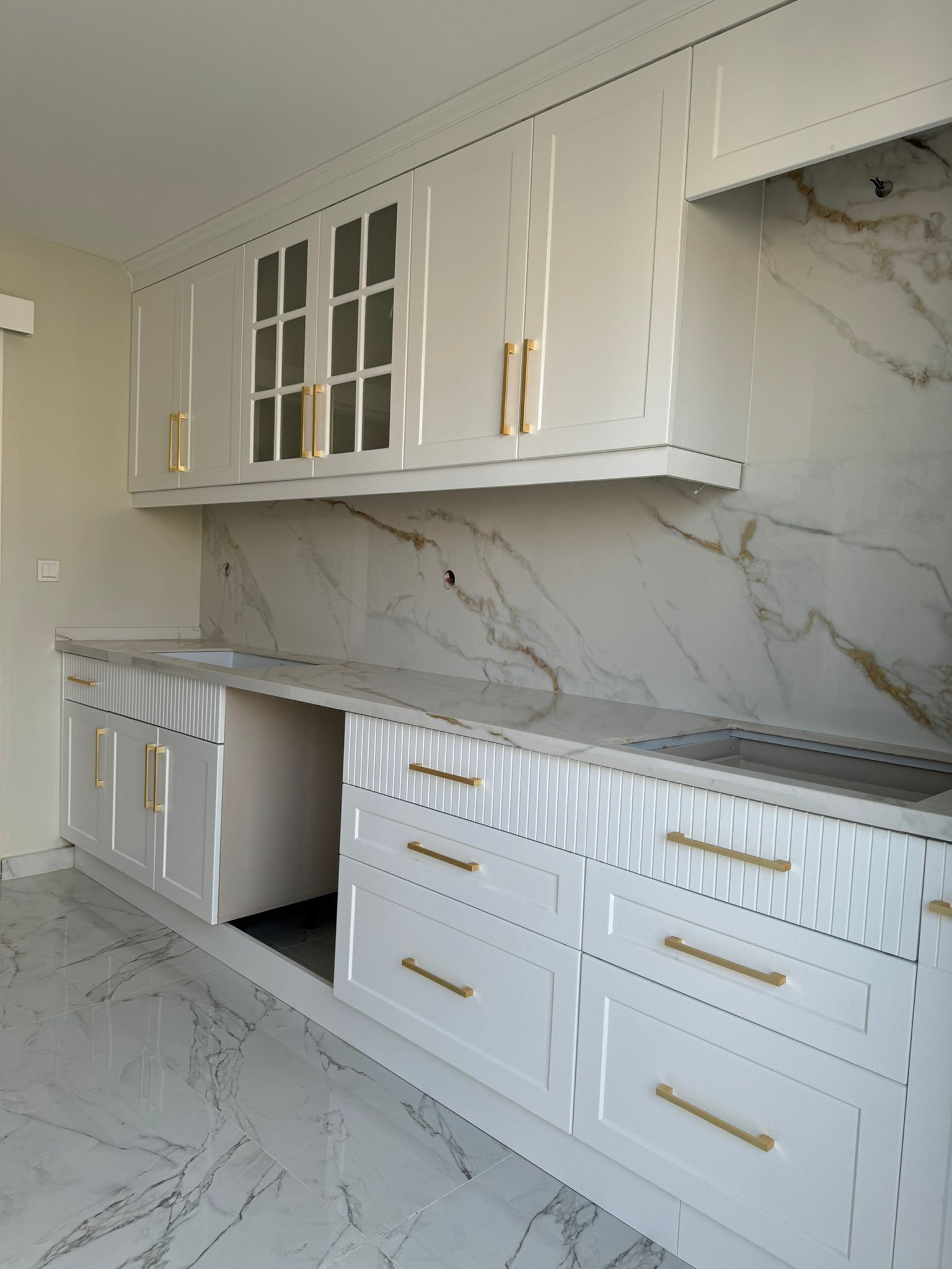 Kısa saçlı, beyaz gömlek giymiş gülümseyen adam portresi