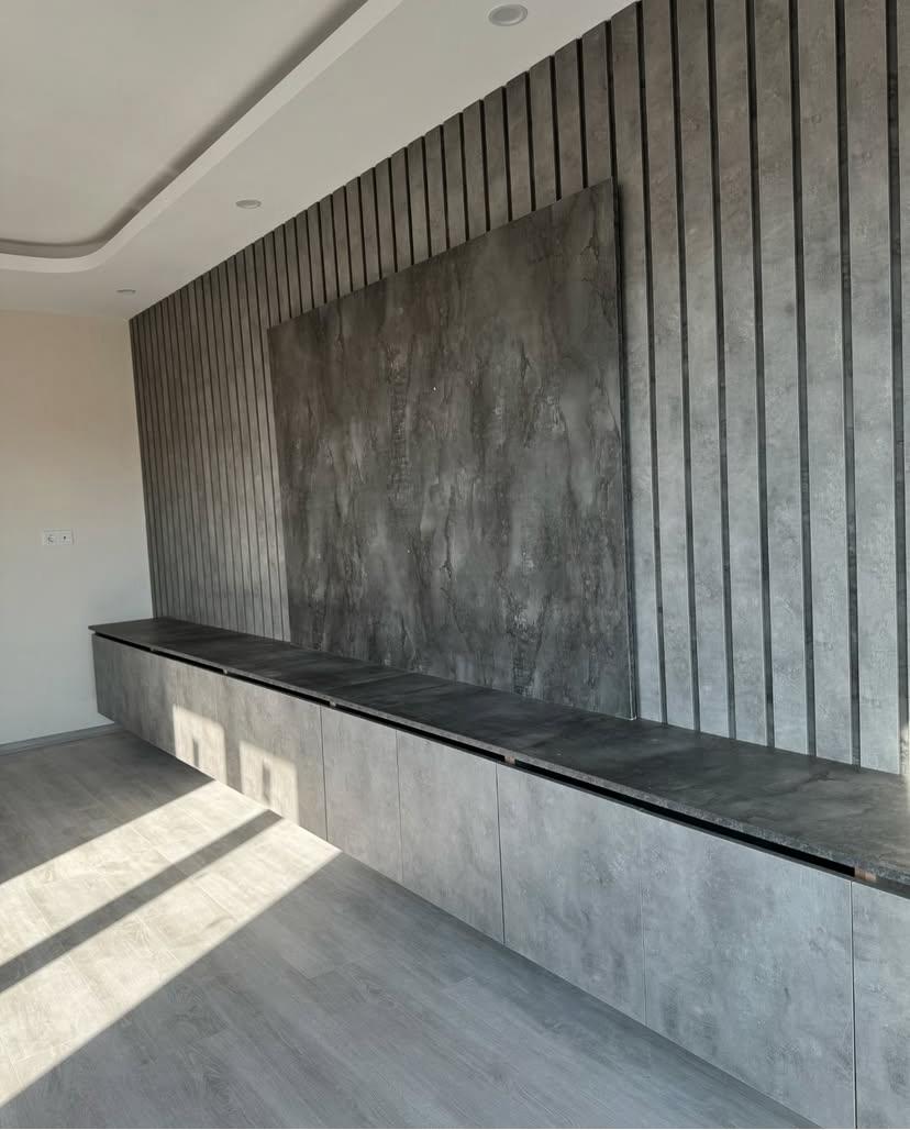 Fildişi aksanlı, derin lacivert minderli ve ahşap çerçeveli şık berjer