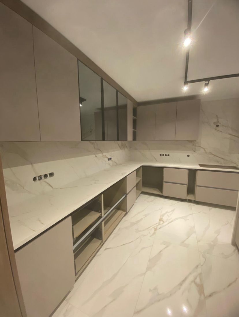 Çağdaş yemek odasında mat siyah kulplu ve pürüzsüz yüzeyli sıcak ahşap konsol