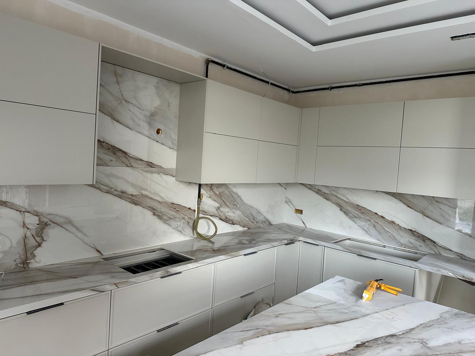 Rahat odada kitaplar ve dekoratif eşyalarla dolu sıcak ahşap raflı fildişi kitaplık