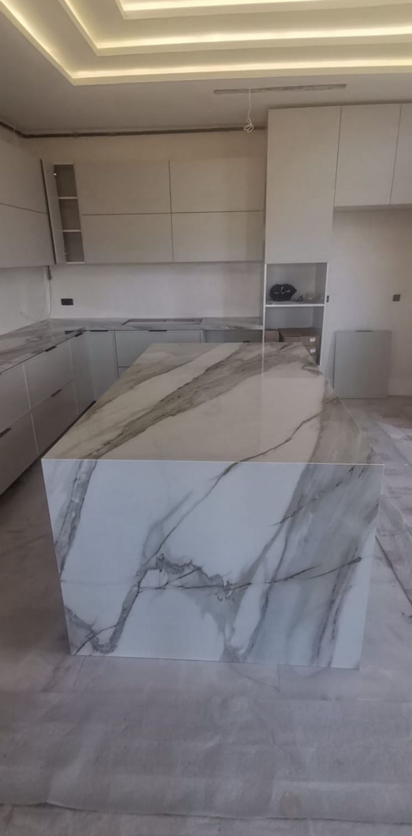 Modern ofiste ergonomik tasarımlı, sıcak ahşap ayaklı fildişi çalışma sandalyesi